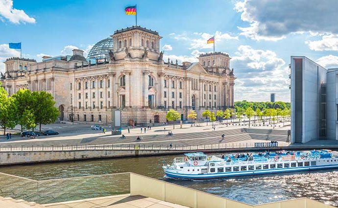 Bootstour Berlin - Bootsfahrt auf der Spree - Reichstag